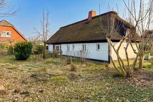 Nordsee-Flair inklusive – Reetdachhaus mit Charakter und Entwicklungspotenzial – Die vollständige Adresse der Immobilie erhältst du vom Anbieter., 25887 Winnert – Vorschaubild 2