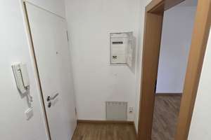 Ruhige, helle und geräumige 2-Zimmer-Wohnung mit 2 Balkonen in Trudering – Gartenstadtstraße 52, 81825 Waldtrudering, München – Vorschaubild 2