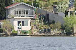 Gepflegtes Wassergrundstück mit zwei Ferienhäuser auf Eigentumsland, Strand, Steg und Outdoorküche – Müritz (Kreis) – Vorschaubild 2