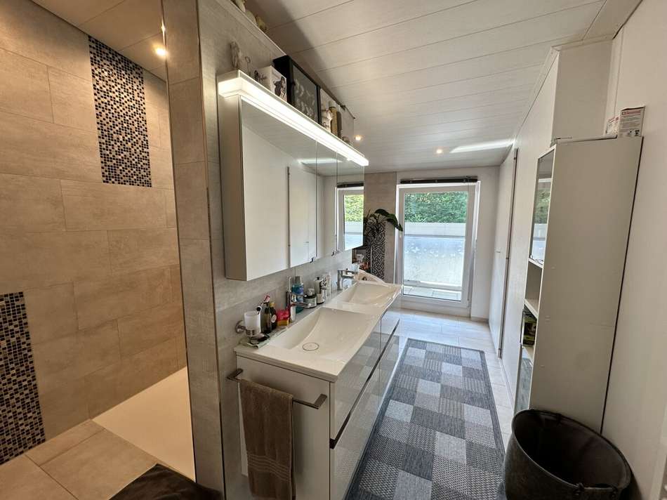 Badezimmer mit begehbarer Dusc