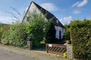 Freistehendes Einfamilienhaus mit 8 Zimmern. Einliegerwohnung und Fernwärme möglich