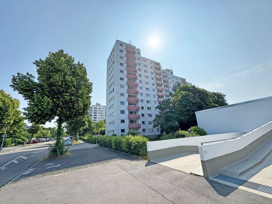 Außenansicht mit Garageneinfah