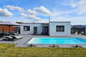 Exklusives und energieeffizientes Einfamilienhaus mit Swimmingpool und Kfz-Lackierfachbetrieb – Die vollständige Adresse der Immobilie erhältst du vom Anbieter., 72810 Gomaringen – Vorschaubild 3