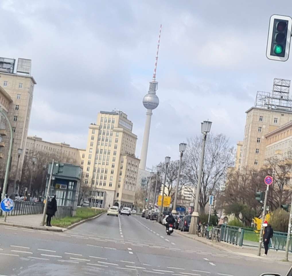 Bezugsfrei! 3 Zi.-Whg mit Aufzug, Balkon und 2 TG Stellplätzen zu verkaufen, Berlin – Bild 1