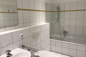 ab sofort, kleine Wohnung in Schleussig mit EBK, Bad mit Wanne