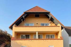 Gepflegtes Zweifamilienhaus mit sechs Stellplätzen – Die vollständige Adresse der Immobilie erhältst du vom Anbieter., 91480 Markt Taschendorf – Vorschaubild 2