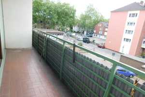 Geräumige 2-Raum-Wohnung mit 2 Balkone und Laminat zentral gelegen... – Friedrich-Ebert-Str. 72, 47226 Duisburg – Vorschaubild 4
