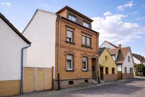 Gepflegtes Mehrfamilienhaus mit drei Wohneinheiten, Balkonanlage und Garten