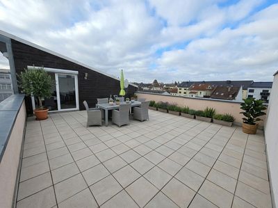 PROVISIONSFREI: Stilvolle Dom-Blick Maisonette-Wohnung mit 50m² Sonnenterrasse