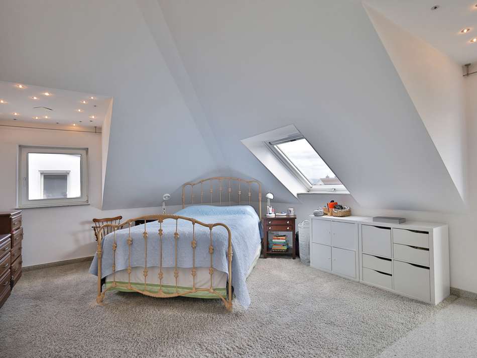 Großes Schlafzimmer mit Balkon