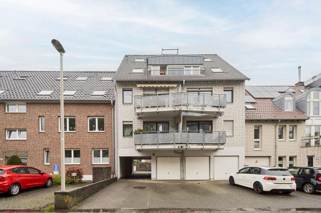 Moderne Eigentumswohnung mit Empore, Südwestloggia und Garage in zentralster Lage von Frechen