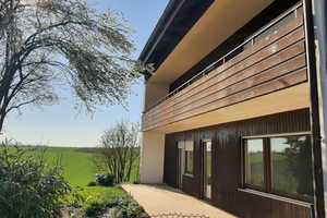 Provisionsfrei – Familienfreundliche DHH in Hanglage mit Weitblick sowie Süd-Terrasse & Balkon – Aichach-Friedberg (Kreis) – Vorschaubild 1