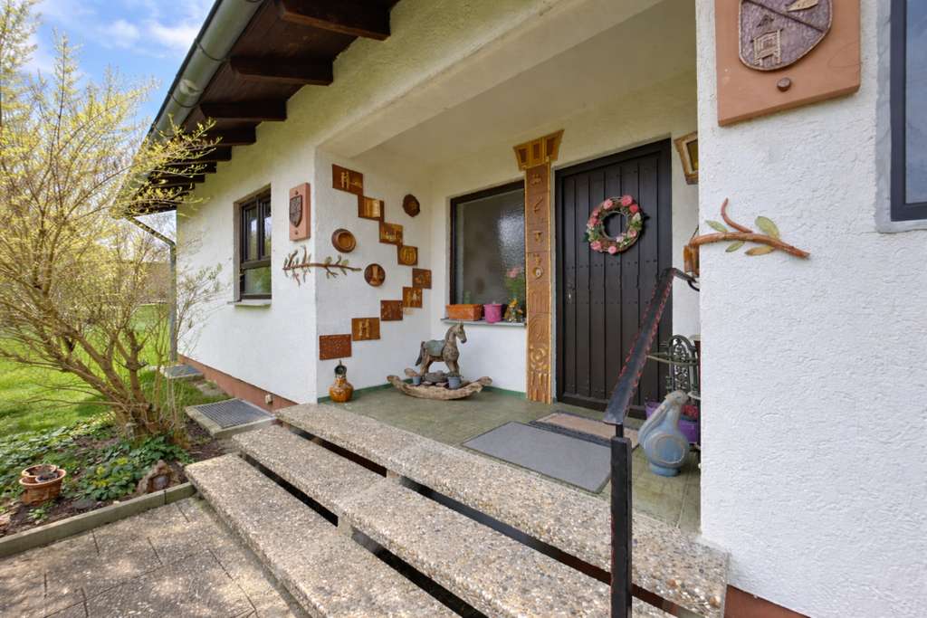 Immobilie in Bottenbach - Einziehen & Wohlfühlen: Stilvoller Bungalow mit Fernblick, großem Garten und eigener Wellnessoase - Bild 0