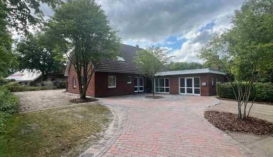 Bild von gepfl. Wohnhaus mit Carport und Garten mit sep. Gewerbe-/Wohnraum in Westerstede - Hollwege