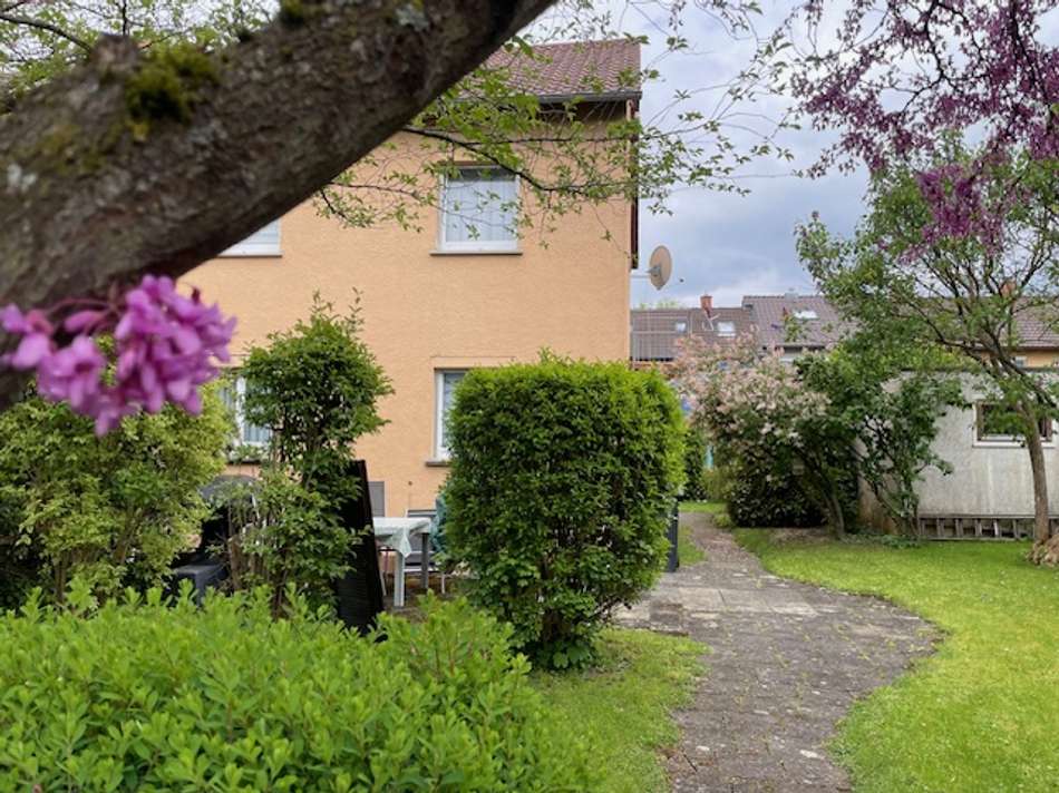 Weg vom Garteneingang Richtung