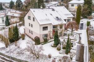 Sehr stark & souverän.
Dreifamilienhaus in Elchingen (Thalfingen)
Drei Wohnungen | 3 Garagen | STP – Junginger Str. 43, 89275 Elchingen – Vorschaubild 2