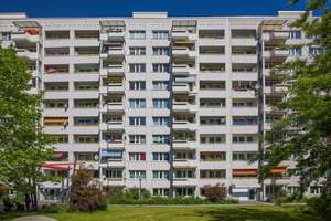 Schöne Wohnung: weitläufige 4-Zimmer-Wohnung mit Balkon! – Herzberger Str. 28, 1239 Prohlis-Nord, Dresden – Vorschaubild 1
