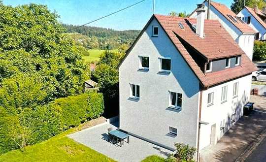 Saniertes Zweifamilienhaus in Aichtal – freistehend mit herrlichem Ausblick