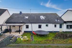 Massiv gebautes Doppelhaus mit Garten, Terrasse und Erweiterungspotenzial! – Die vollständige Adresse der Immobilie erhältst du vom Anbieter., 56459 Gemünden – Vorschaubild 2
