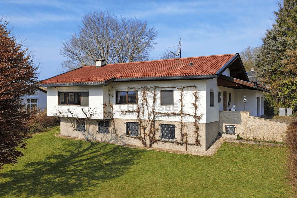 Immobilie in Nußdorf - Einfamilienhaus auf sonnigem Eckgrundstück in Sondermoning direkt bei Chieming am Chiemsee - Bild 0