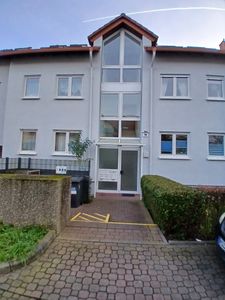 3.5 Zimmer DG- Wohnung mit Balkon, Garage & Klimaanlage.