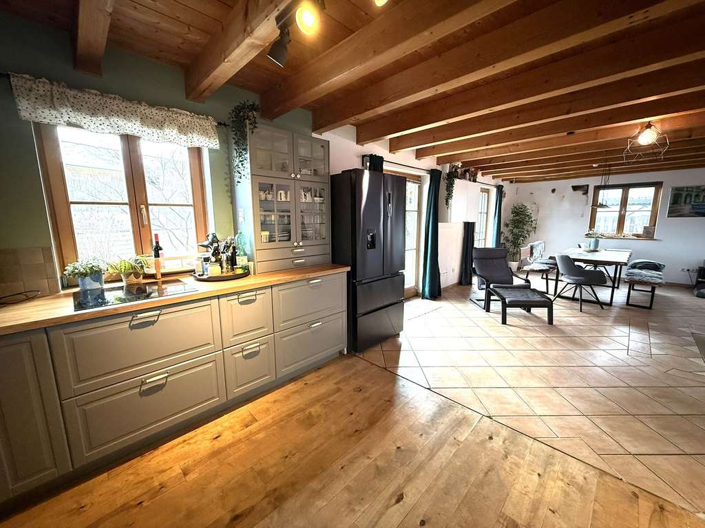 Immobilie in Eiselfing - Idyllisches Landhaus in Weilerlage: Mit Einliegerwohnung oder bis zu sieben Zimmern nutzbar - Bild 3