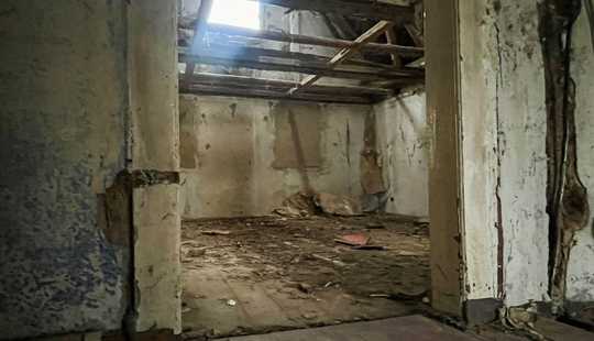 Bild von Grundstück mit Sanierungsbedürftigem Haus