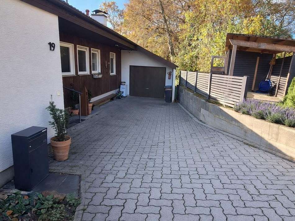 Einfahrt Garage + Stellplatz
