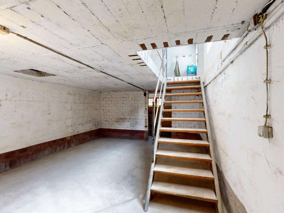 Keller_Zugang zu Raum hinte...