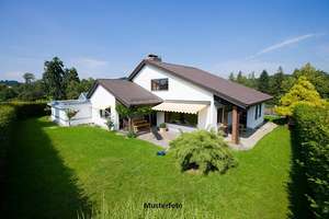Freistehendes Einfamilienhaus mit Garten und 2 Stellplätzen