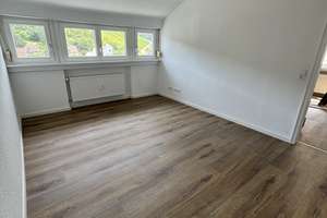 3 Zi. DG-Whg. mit herrlichem Blick in die Weinberge in Stuttgart-Obertürkheim mit EBK/ Strom in NK – Die vollständige Adresse der Immobilie erhältst du vom Anbieter., 70329 Obertürkheim (Ortsteil), Stuttgart – Vorschaubild 7