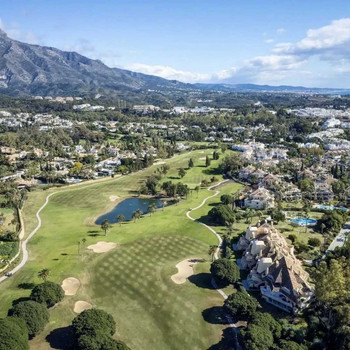 🌟 Außergewöhnliches Renovierungspotenzial im Country Club Las Brisas, Nueva Andalucía