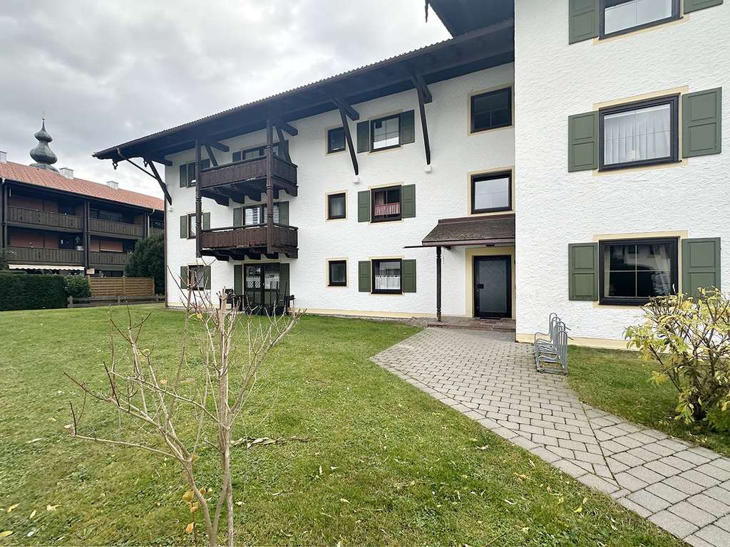Immobilie in Inzell - Uriges möbliertes Ferienchalet, 58 m2 große 2-Zimmer Wohnung mit 2 Terrassen und TG in Inzell - Bild 1