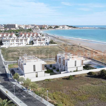 Exklusives Reihenhaus mit drei Etagen direkt am Meer.