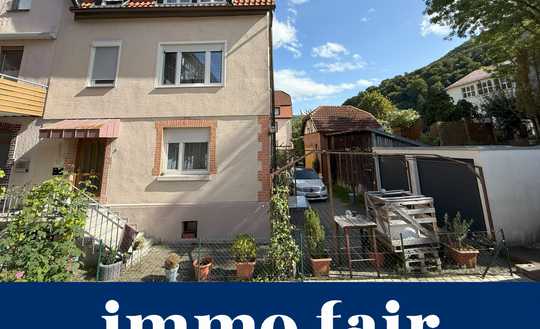 Attraktive Doppelhaushälfte mit Einliegerwohnung, Garten und 2 Garagen