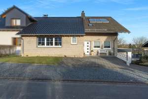 Endlich Platz für das große Leben. Mit Garten, Terrasse und Blick in die Ferne – Die vollständige Adresse der Immobilie erhältst du vom Anbieter., 53639 Königswinter – Vorschaubild 2