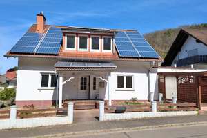 Freistehendes EFH mit 8 Zimmern & PV-Anlage