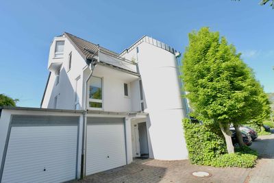 Stilvoll wohnen auf zwei Ebenen – Maisonette mit zwei Balkonen in Top-Lage von Büderich