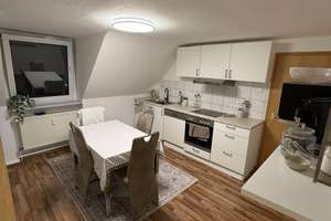 Schöne Dachgeschosswohnung mit zwei Badezimmern 