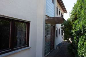Großes und gepflegtes Haus mit drei Wohneinheiten - ideal für Familie, Generationen oder Vermietung – Die vollständige Adresse der Immobilie erhältst du vom Anbieter., 71334 Waiblingen – Vorschaubild 2