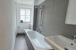 Hell & renoviert & gute Lage: 3-Zimmer-Wohnung mit Tageslichtbad, separate Küche mit Einbauküche – Grubenstraße 42, 18055 Stadtmitte, Rostock – Vorschaubild 4