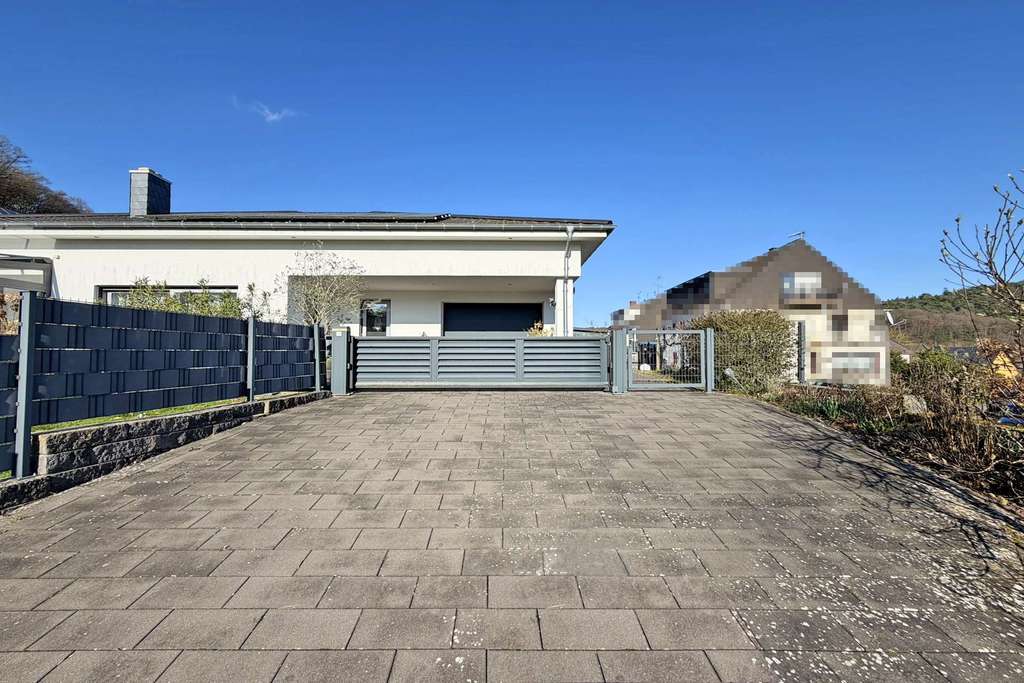 Immobilie in Trassem - Trassem: Exklusives Bungalow mit Garage, zwei Carports und großem Garten als weiteres Bauland - Bild 2