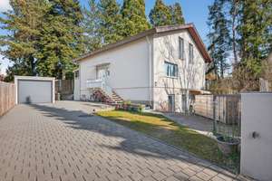 Modernes Wohnglück in zweiter Reihe: Kernsaniertes Zweifamilienhaus mit ELW und Gartenidylle