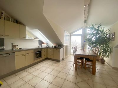 MODERNE 3,5-ZIMMER-DACHWOHNUNG IN RUHIGER LAGE MIT EINZELGARAGE
