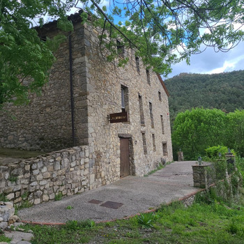 Spektakuläres katalanisches Bauernhaus in La Garrotxa, im Dorf Vall del Bac, Katalonien.