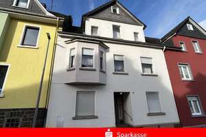 Wissen Nähe Zentrum, großes Wohnhaus mit drei Wohnetagen in ruhiger Straße – Die vollständige Adresse der Immobilie erhältst du vom Anbieter., 57537 Wissen – Vorschaubild 1