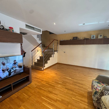 Reihenhaus im Zentrum mit 3 Schlafzimmern, 3 Bädern, privatem Garten und Garage für 3 Autos. Ihr ide