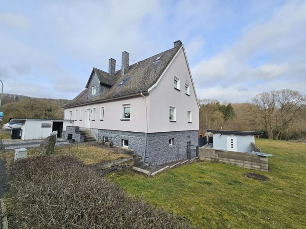 Immobilie in Daun - Großzügiges und geräumiges Zweifamilienhaus mit viel Nutzfläche - Ideal für gewerbliche Nebenutzung - Bild 1