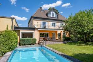AIGNER - Rarität in Bestlage: Historische Villa mit Garten und Außenpool im Blumenviertel – Die vollständige Adresse der Immobilie erhältst du vom Anbieter., 81377 Großhadern, München – Vorschaubild 1