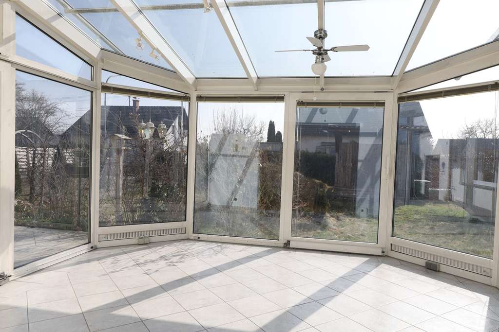 Immobilie in Bibertal - Gesunde Substanz für stilvolles Wohnen – Familienheim mit Wintergarten, Garage und Garten - Bild 3